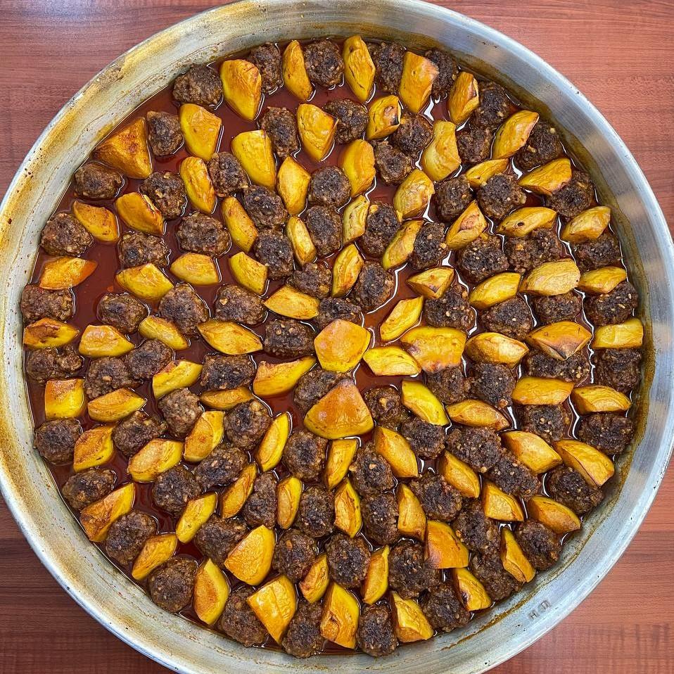 Tepsi Eti Cevizli Ayva Kebabı