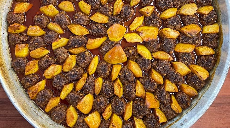 Tepsi Eti Cevizli Ayva Kebabı