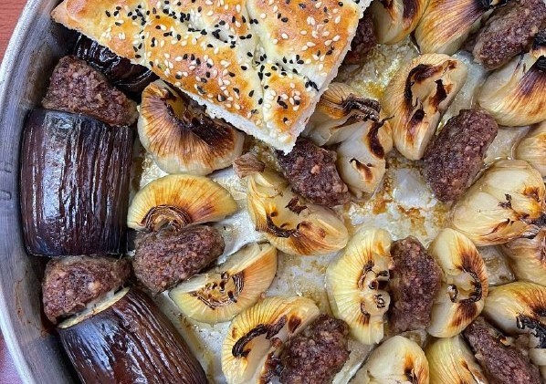 Tepsi Patlıcan ve Sarımsak Kebabı